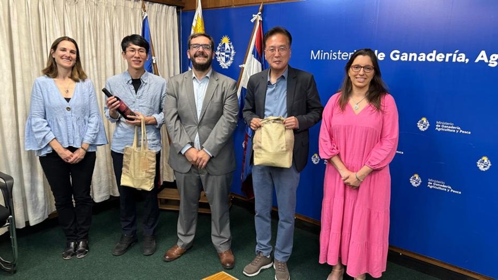 Delegacion de cientificos de Corea en el MGAP