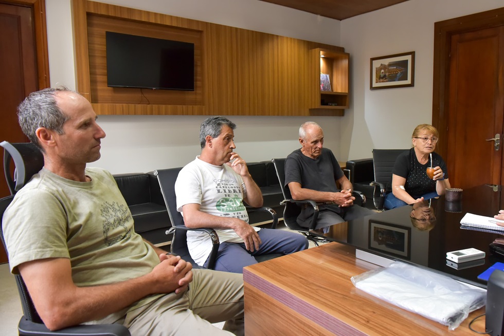 El Intendente Marcelo Metediera y la Comision por un Canelones Libre de Soja Transgenica y en Defensa del Agua.